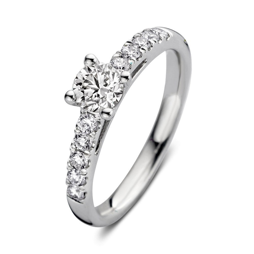 Witgouden ring met een centrale briljant van 0,80 crt en kleinere diamanten aan de zijkanten.