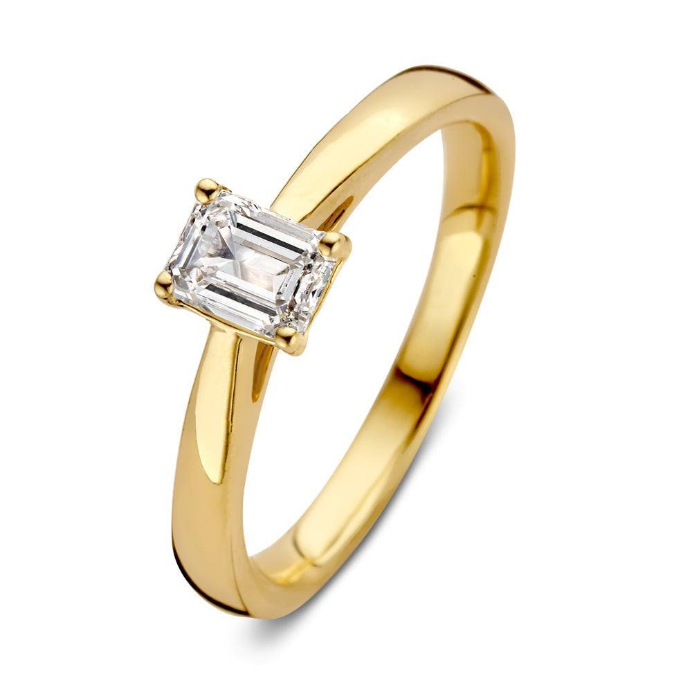 Geelgouden ring met een vierkante diamant van 0,50 crt in een eenvoudige zetting.