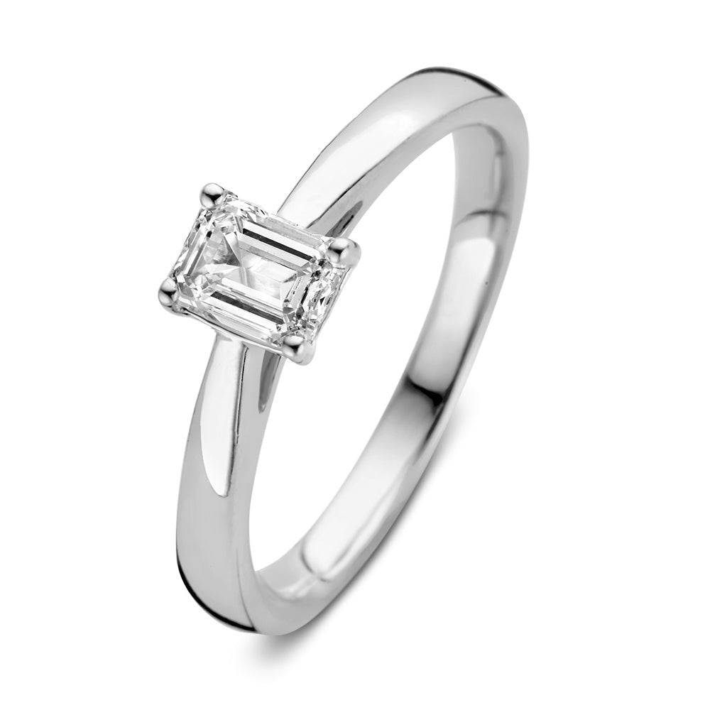 Witgouden ring met een vierkante diamant van 0,50 crt. in een eenvoudige setting.