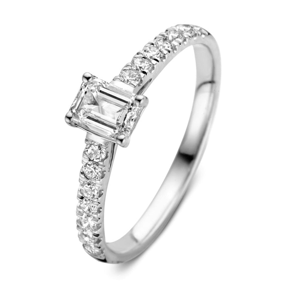 Witgouden ring met een vierkante diamant in het midden en kleine diamanten aan de zijkanten.