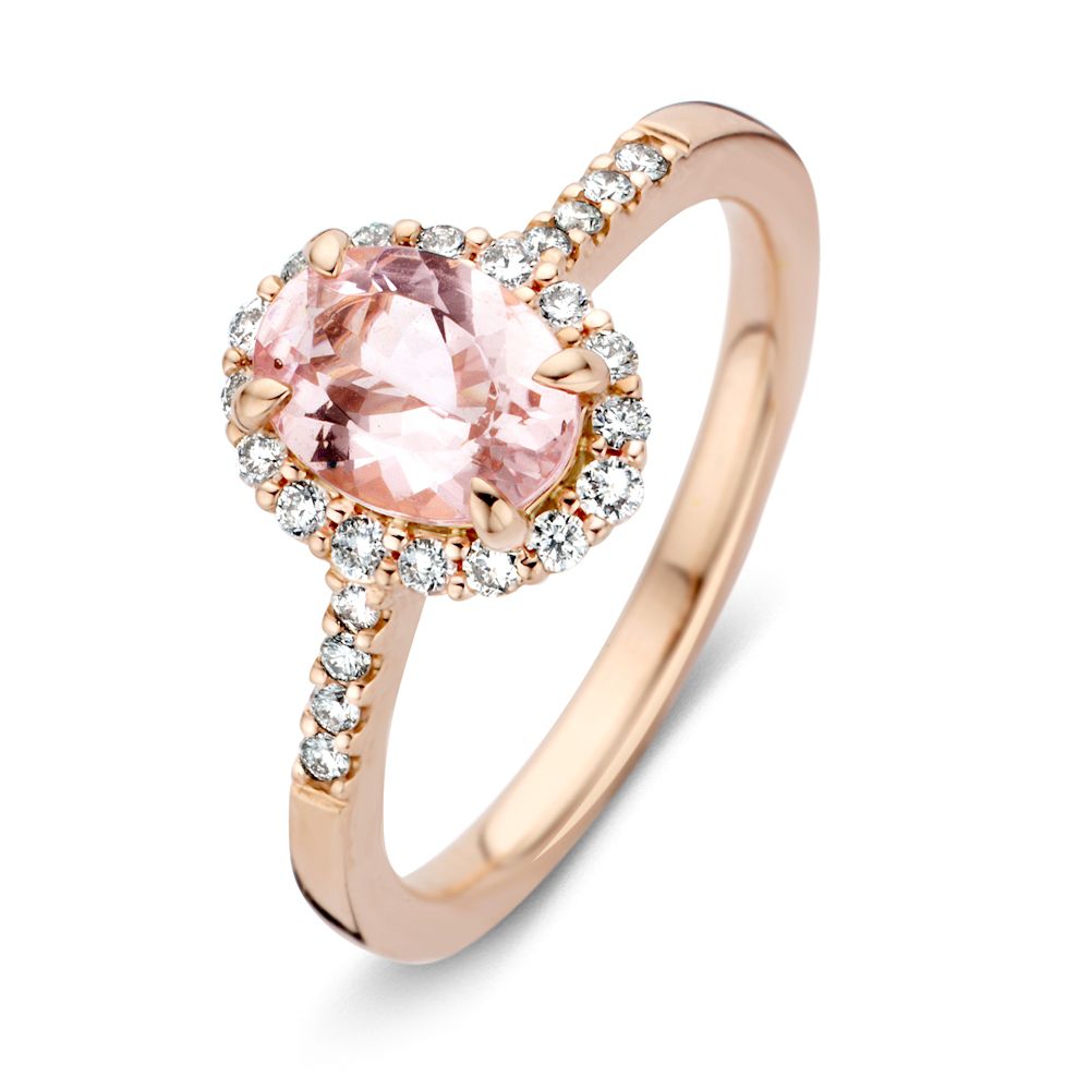De 14 karaat roségouden ring van Excellent Jewelry heeft een ovale morganiet van 1,28 ct in het midden, omringd door een halo en band met briljanten van in totaal 0,27 ct.