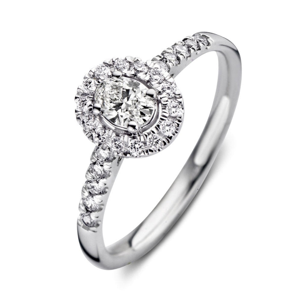 Witgouden ring met een ovale diamanten zetting omringd door kleinere steentjes.