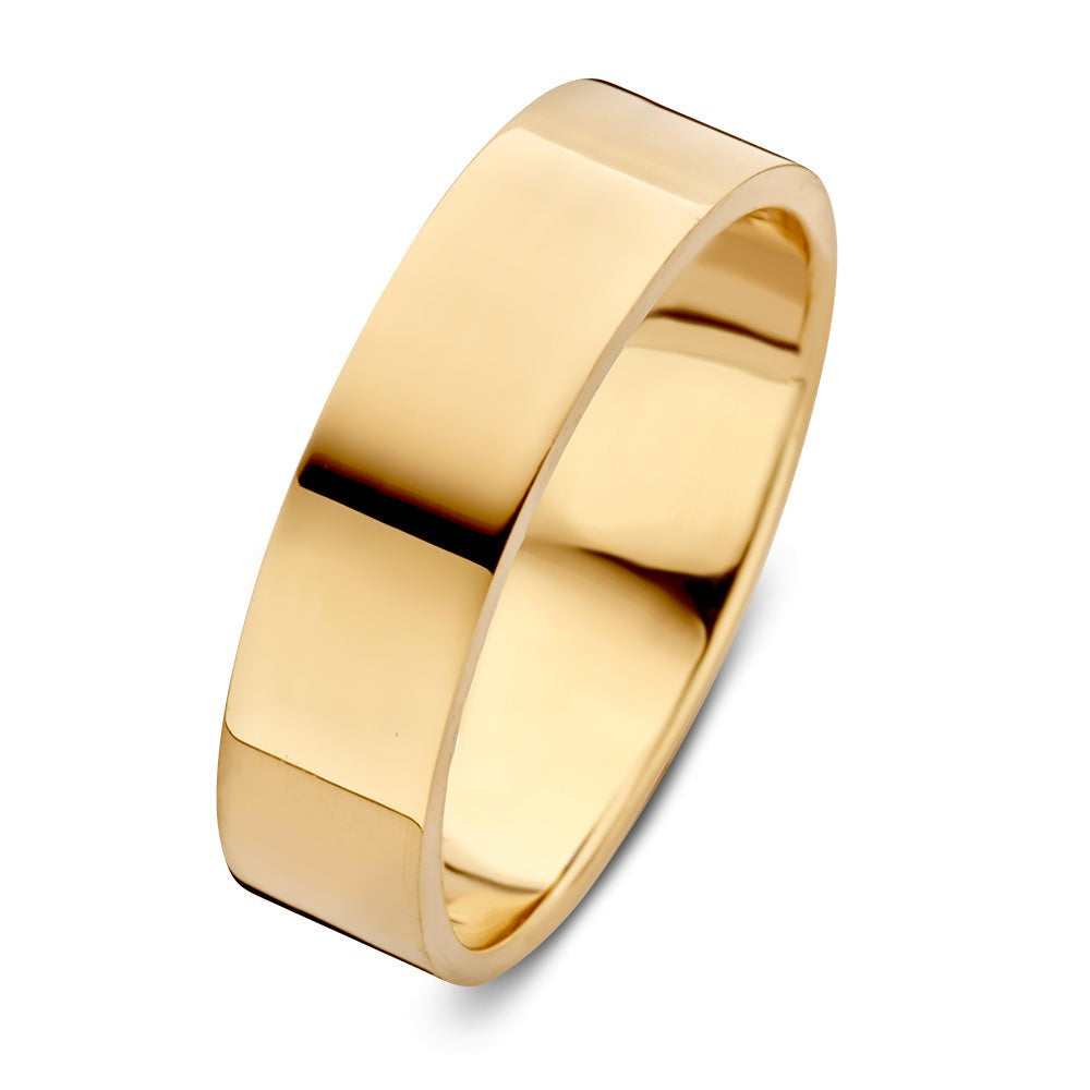 Geelgouden ring van 6 mm breed met een gladde, glanzende afwerking.