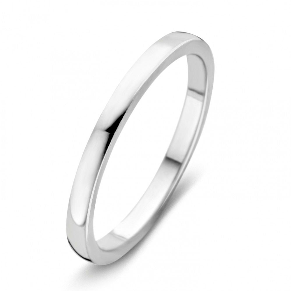 Witgouden ring met een strakke, tijdloze vorm en een glanzende afwerking.