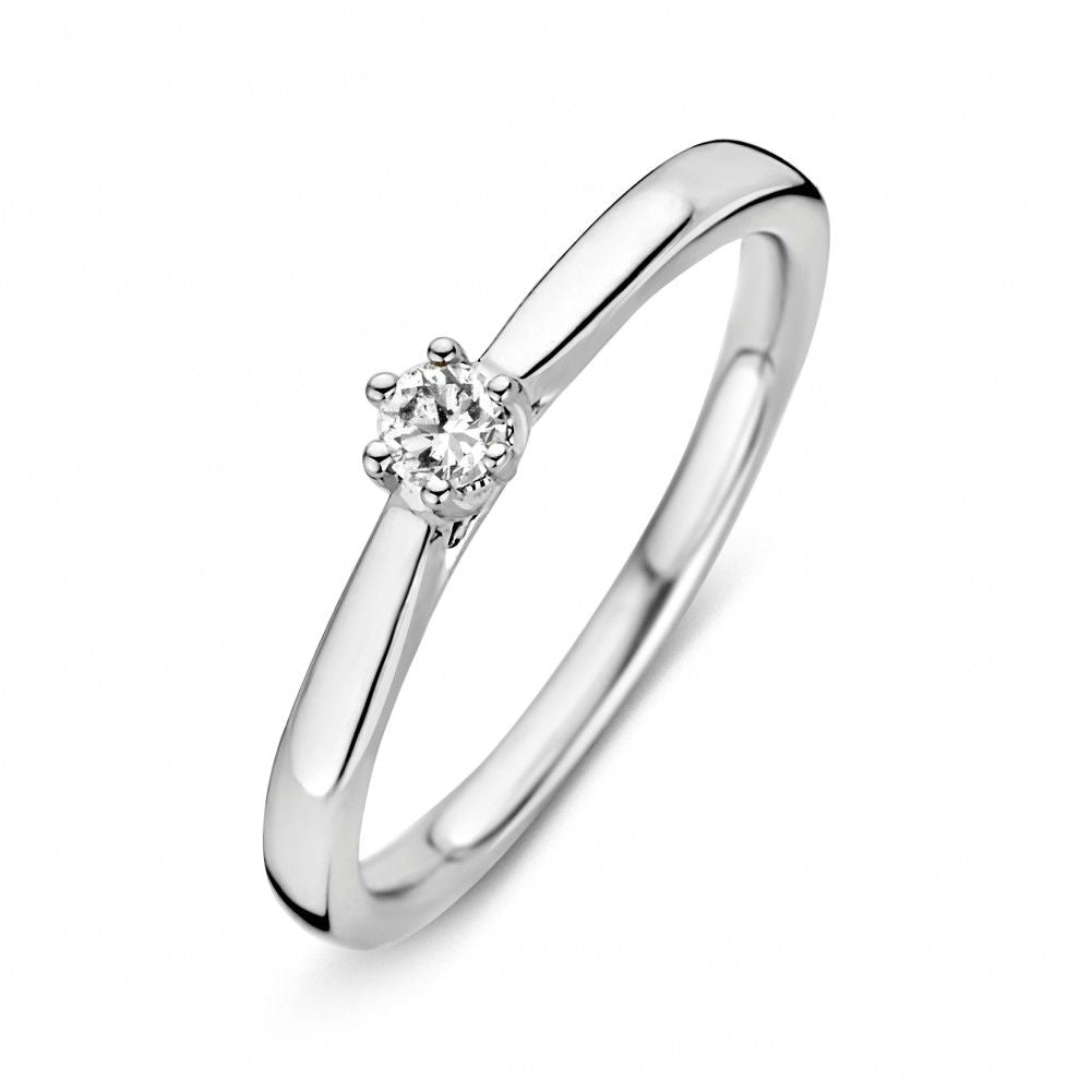 De Witgouden Ring met Diamant van Excellent Jewelry (0.09 crt) biedt tijdloze elegantie met een minimalistisch ontwerp en ronde diamant in pootjeszetting, prachtig gepresenteerd op een witte achtergrond.
