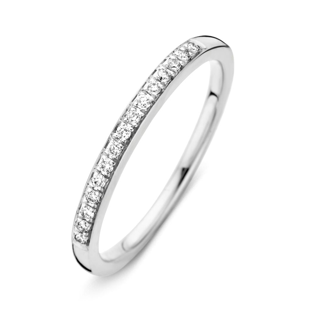 De Witgouden Rijring met Diamanten - Tijdloze Elegantie 0.09 crt. van Excellent Jewelry is een delicate 14 karaat witgouden ring met briljant geslepen diamanten op de bovenkant, gefotografeerd op een witte achtergrond.