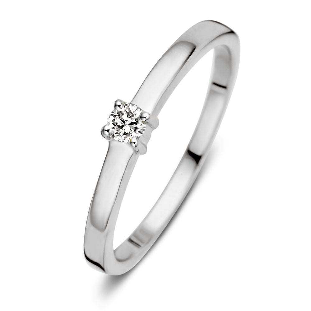 De Elegante 14 Karaat Witgouden Ring met 0,09 Caraat Briljant van Excellent Jewelry is een verfijnde witgouden ring met één briljant geslepen diamant in een vierpootzetting, getoond op een witte achtergrond.