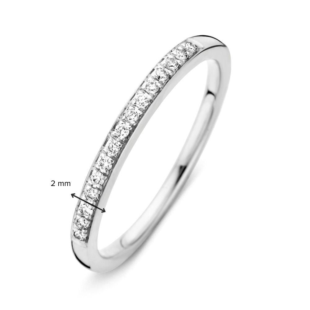 De Witgouden Rijring met Diamanten - Tijdloze Elegantie 0.09 crt. van Excellent Jewelry is een elegante, 2 mm brede witgouden ring met kleine briljant geslepen diamanten langs de bovenkant.