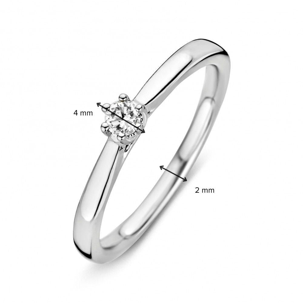 De Witgouden Ring met Diamant van Excellent Jewelry heeft een minimalistisch ontwerp, 2mm brede band en een 0.09 crt ronde solitaire diamant. Tijdloze elegantie voor elke dag. Gefotografeerd op wit met maataanduiding.
