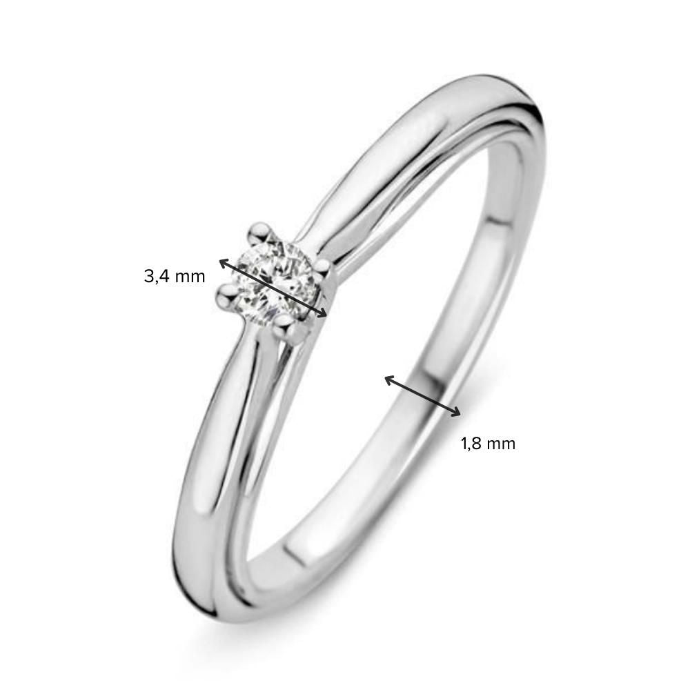 De Elegante Witgouden Ring met Briljant Diamant 0.09 crt. van Excellent Jewelry heeft een centrale briljant van 3,4 mm; de gepolijste band is strak en 1,8 mm breed volgens de aangegeven afmetingen.