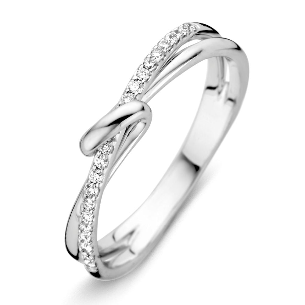 Witgouden ring met een elegante twist en bezet met 0,12 caraat briljanten aan de zijkant.