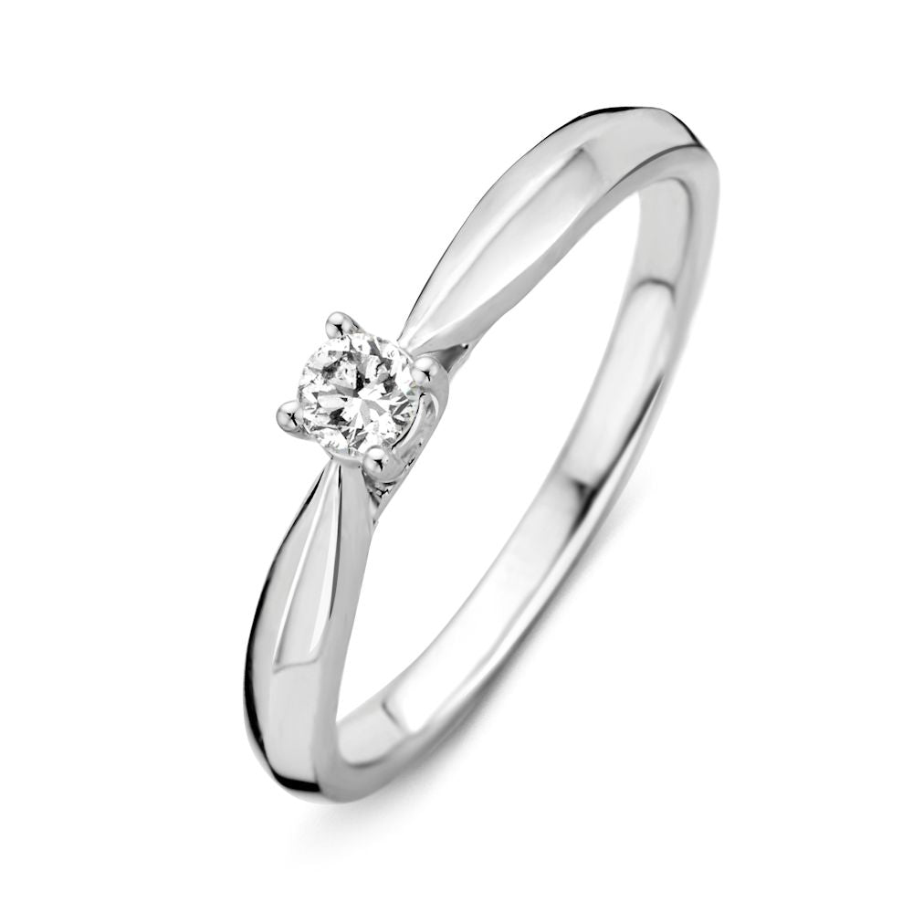 De Elegante 14 Karaat Witgouden Ring met Diamant van Excellent Jewelry, met briljant geslepen diamant in vierpoots zetting, straalt tijdloze elegantie uit op een witte achtergrond.
