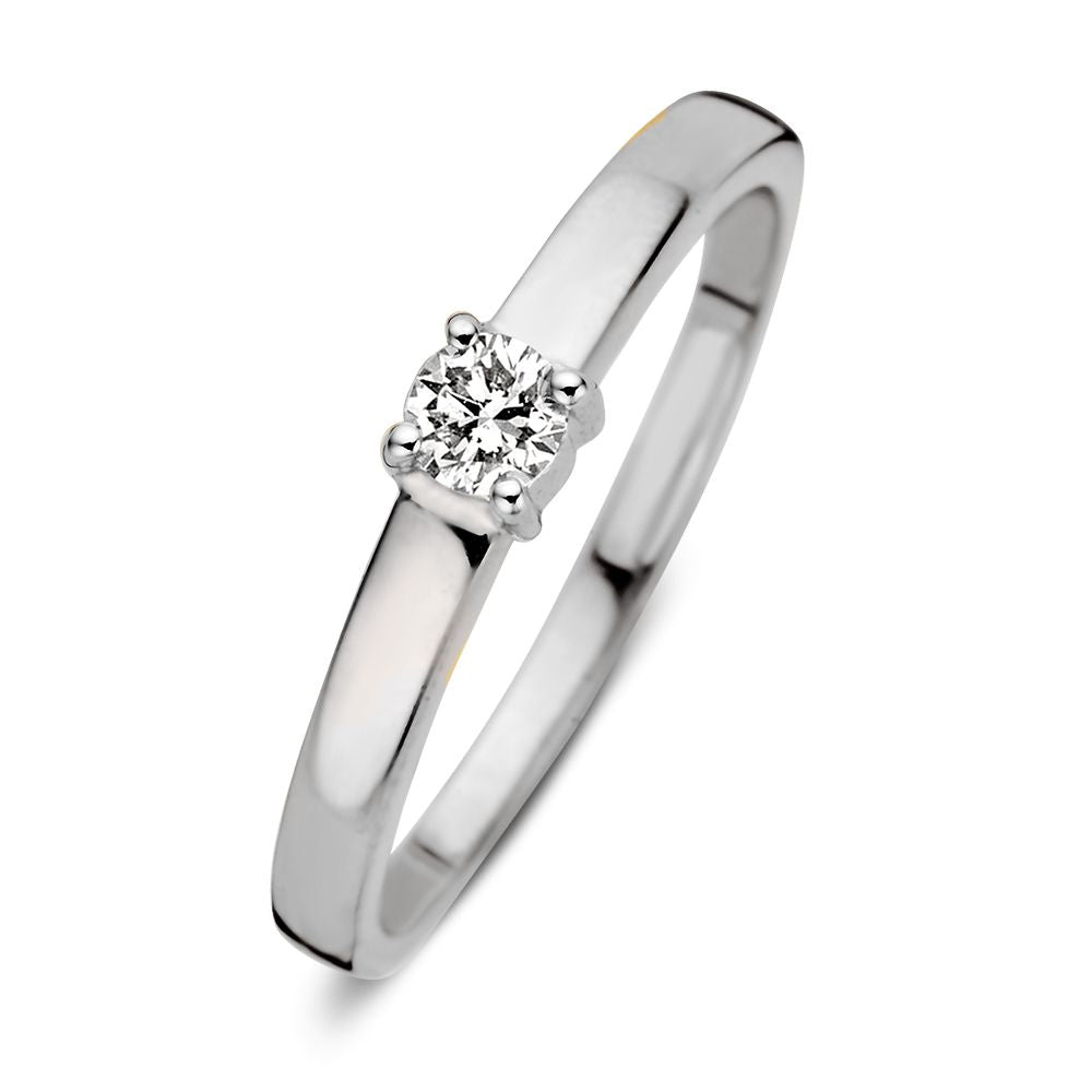 De Elegante 14 Karaat Witgouden Ring met Briljant Diamant van 0,16 Caraat van Excellent Jewelry toont een briljant geslepen diamant in een vierpoots zetting op een gladde band, weergegeven tegen een witte achtergrond.