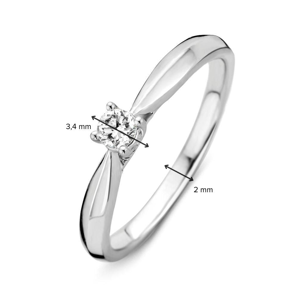 De Elegante 14 Karaat Witgouden Ring met Diamant van Excellent Jewelry heeft een centraal briljant geslepen diamant, meetpijlen tonen de 3,4 mm breedte en 2 mm banddikte. Het eenvoudige ontwerp straalt tijdloze elegantie uit.