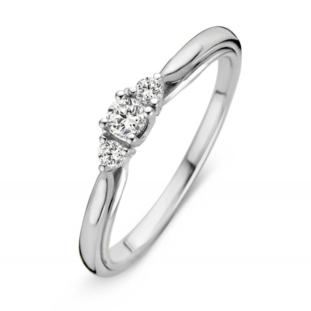 De 14 Karaat Witgouden Trilogie Ring met 0,19 Caraat Diamant van Excellent Jewelry schittert met drie ronde diamanten op een glanzende, gepolijste band.