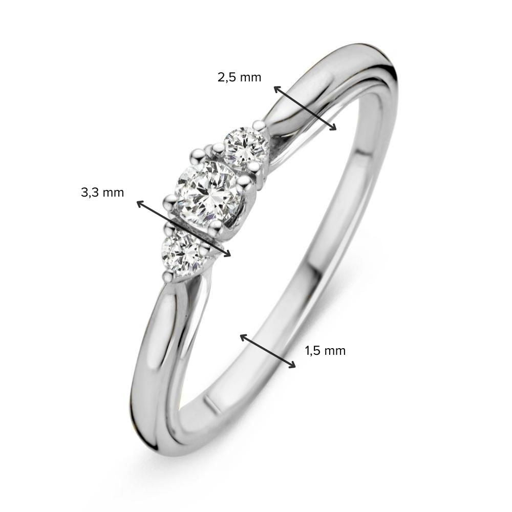 De 14 Karaat Witgouden Trilogie Ring met 0,19 Caraat Diamant van Excellent Jewelry heeft drie diamanten: een centrale van 3,3 mm en twee van 2,5 mm op een slanke band van 1,5 mm.