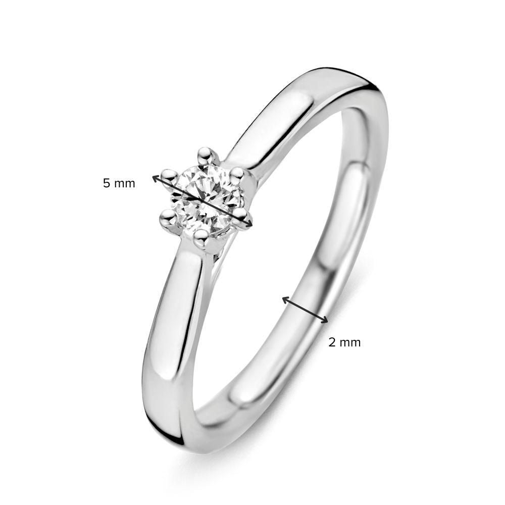 De Tijdloze 14 Karaat Witgouden Ring met Briljant Diamant van 0,19 Caraat van Excellent Jewelry straalt eenvoud uit: een elegante ring met schitterende diamant, perfect voor elke gelegenheid.