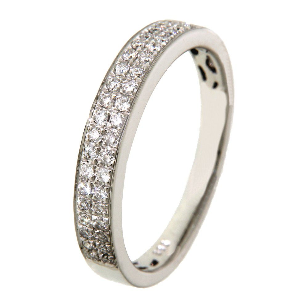 Witgouden ring met een rij van sprankelende diamanten van 0,22 karaat.