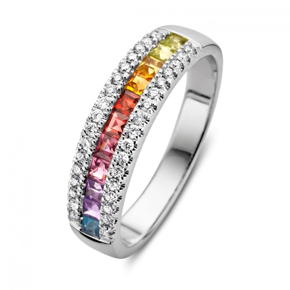 Witgouden ring met een rij van regenboog edelstenen en een omlijsting van briljant diamanten.