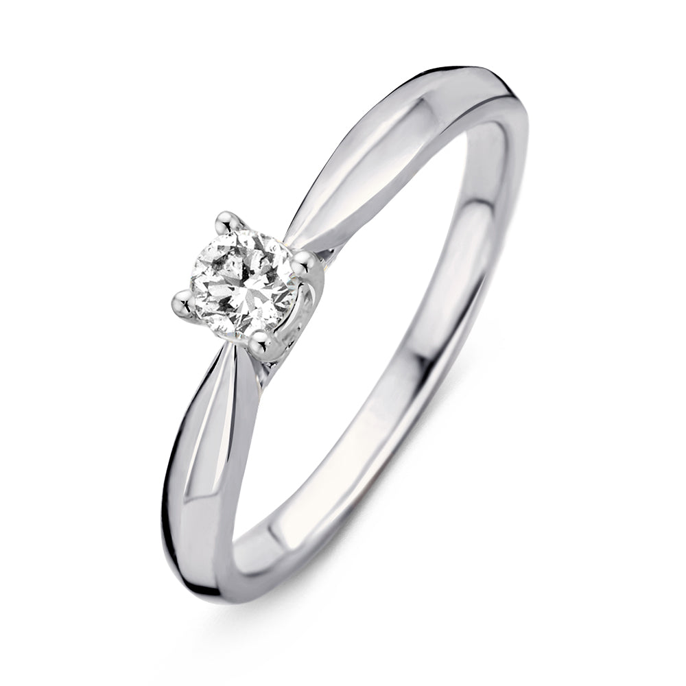 De Elegante Witgouden Ring met Briljant Diamant (0,24 karaat totaal) van Excellent Jewelry toont een enkele sprankelende diamant in een klassieke tandzetting, prachtig weergegeven op een witte achtergrond.