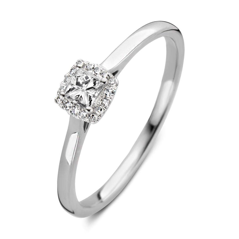 Witte gouden ring met een prinses geslepen diamant omringd door kleine steentjes.