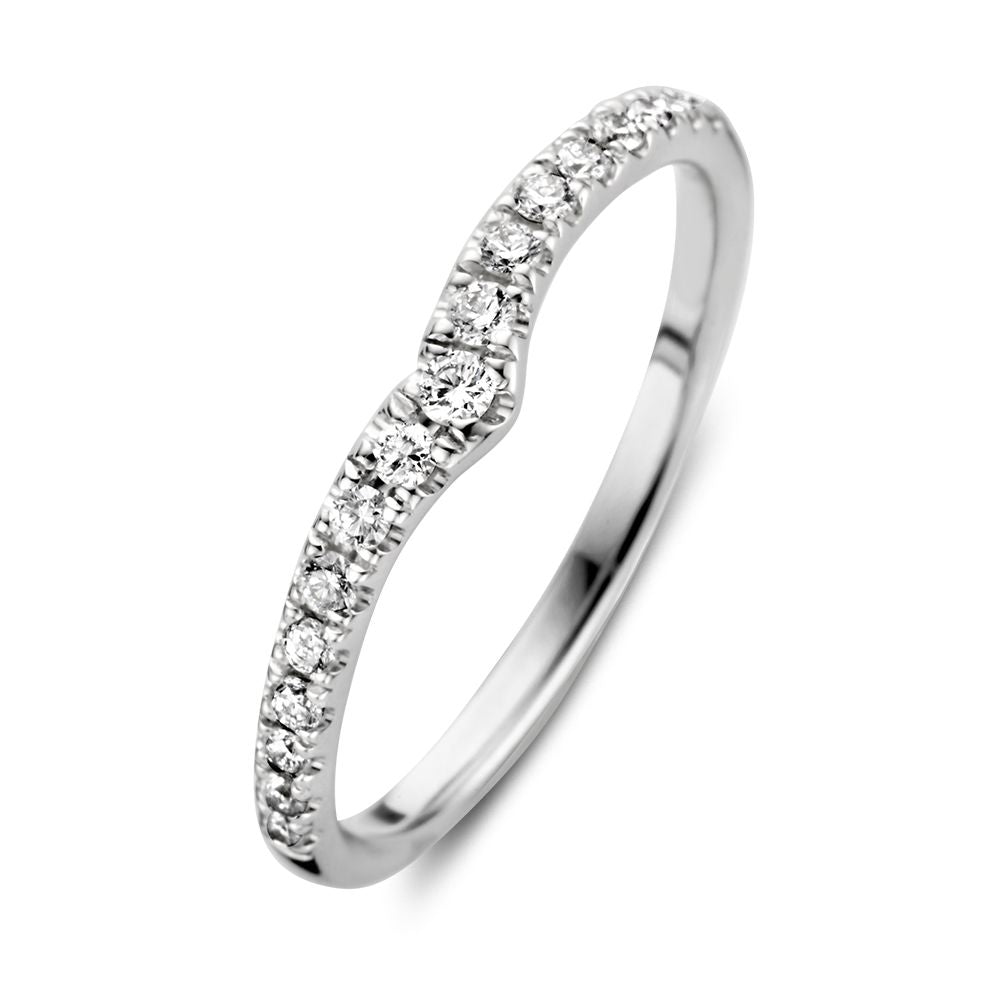 Witgouden V-vorm ring bezet met kleine diamanten, subtiele luxe met een glanzende afwerking.