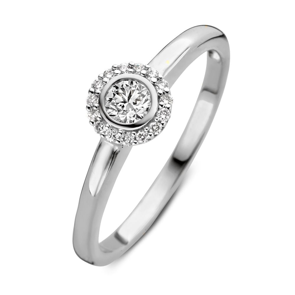 Witgouden ring met een centrale briljant van 0.26 crt, omringd door kleinere steentjes in een ronde zetting.