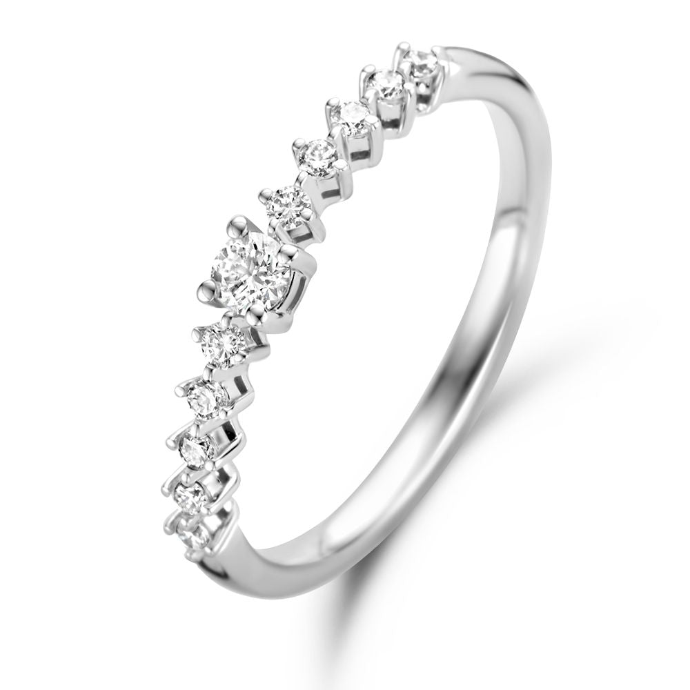 De Witgouden Ring met Diamanten: Subtiele Elegantie in 14 Karaat van Excellent Jewelry is een verfijnde 14 karaat witgouden ring met briljante diamantjes in een oplopend patroon, gepresenteerd tegen een witte achtergrond.