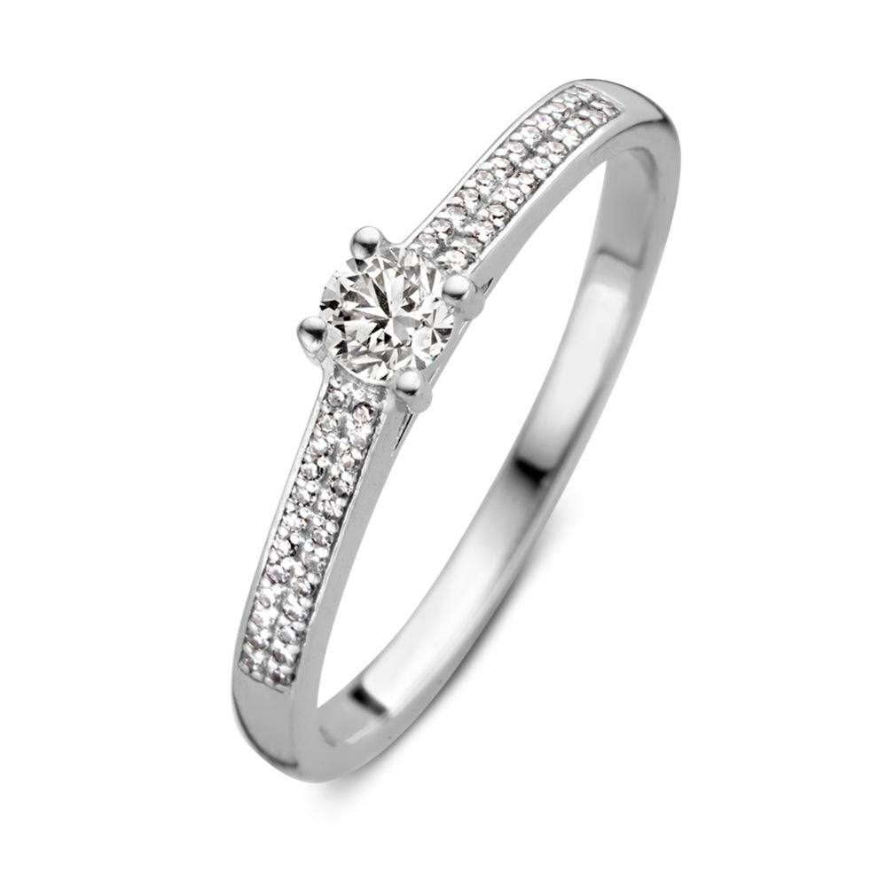 Witgouden ring met een centrale briljant van 0.27 crt en een rij kleine steentjes aan de zijkanten.