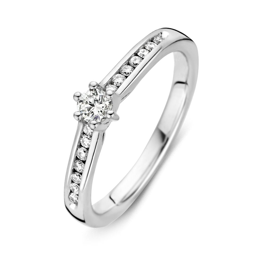 Witte gouden ring met een briljant centraal steentje van 0,30 crt en kleine diamanten aan de zijkanten.