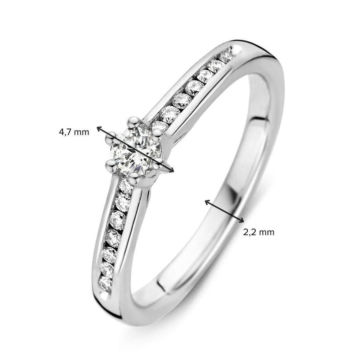 Elegant White Gold Diamond Ring with Brilliant Centerstone0.30 crt.