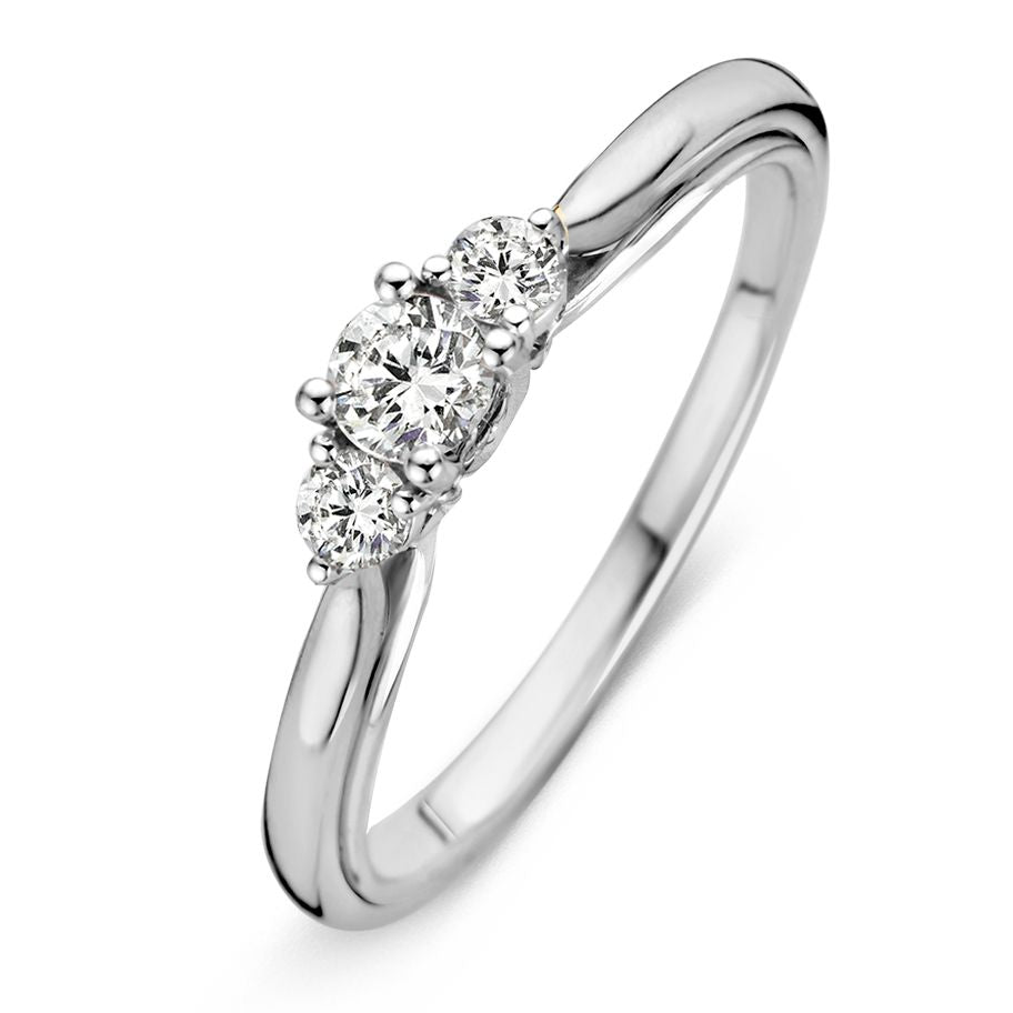 De Stijlvolle Witgouden Ring met Briljant Middensteen 0.31 crt. van Excellent Jewelry heeft een strakke, gepolijste band en een sprankelende briljantgeslepen middensteen-ideaal voor liefhebbers van klassieke solitair ringen.
