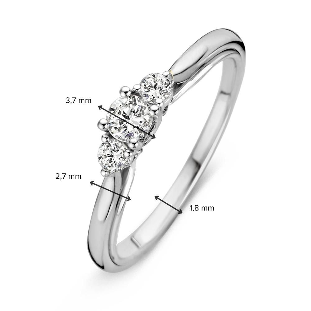 De Stijlvolle Witgouden Ring met Briljant Middensteen 0.31 crt. van Excellent Jewelry heeft drie briljanten: centraal 3,7 mm, zijstenen 2,7 mm en een bandbreedte van 1,8 mm.