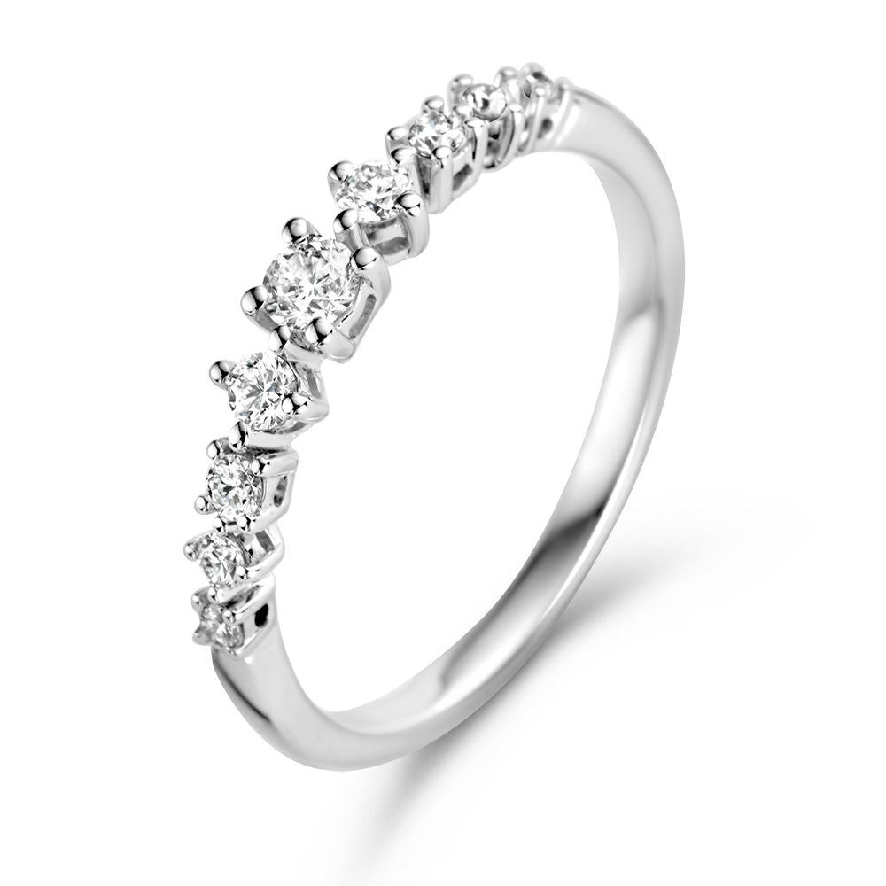 De Elegante Witgouden Ring met Diamant van 0,32 crt van Excellent Jewelry is een verfijnde 14 karaat witgouden ring met zeven kleine rond geslepen diamanten in een licht gebogen band, gepresenteerd op een witte achtergrond.