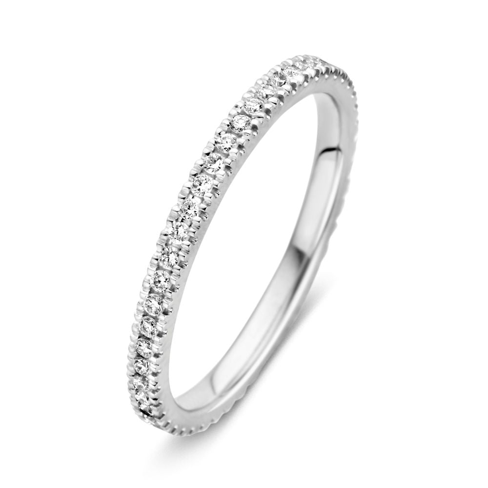 Witgouden ring met rondom gezette diamanten van 0.33 crt, smal en glanzend.