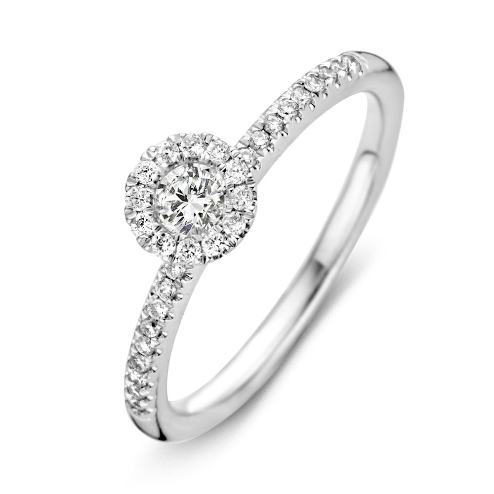 Witgouden ring met een centrale briljant en een halo van kleinere steentjes, subtiele en verfijnde uitstraling.