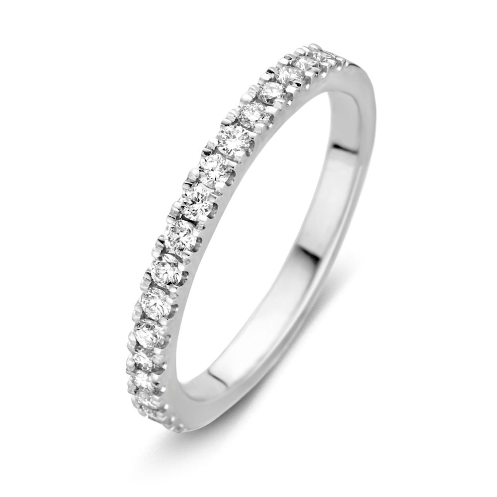 De Elegant Witgouden Ring met Briljant (0,35 crt) van Excellent Jewelry is een 14 karaat witgouden ring, bezet met een enkele rij briljant geslepen diamanten langs de bovenste helft van de band.