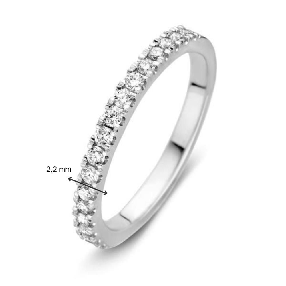 De Elegant Witgouden Ring met Briljant (0,35 crt) van Excellent Jewelry heeft een 14 karaats witgouden band met ronde briljanten en een breedte van 2,2 mm ter hoogte van de edelstenen. Getoond op een witte achtergrond.