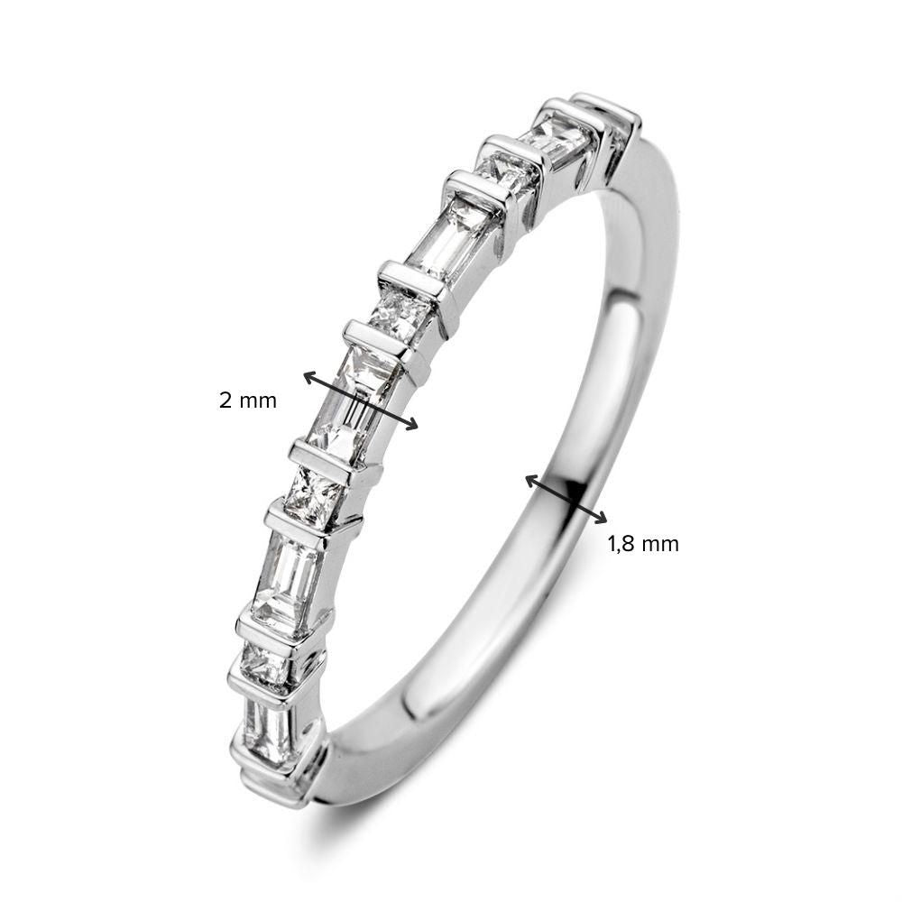 De elegante witgouden diamanten ring met princessen- en baguetteslijpsel 0.36 crt. van Excellent Jewelry heeft rechthoekige en vierkante stenen langs de bovenkant; doorsnede edelsteen: 2 mm, breedte band: 1.8 mm.