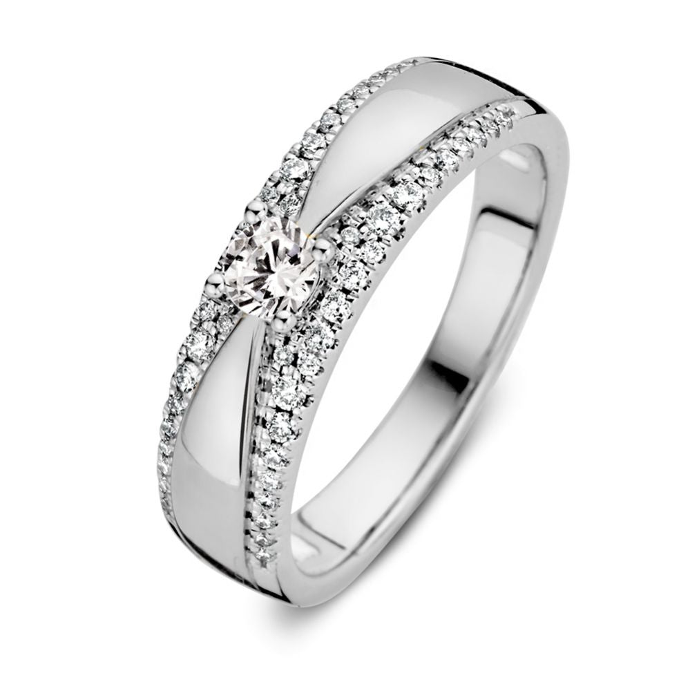 Witte gouden ring met een 0,40 karaat briljant diamant en kleine steentjes aan de zijkanten.