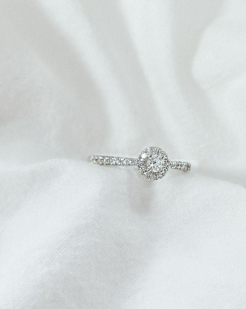 Elegant White Gold Ring with 0.40 Carat Brilliant Diamond