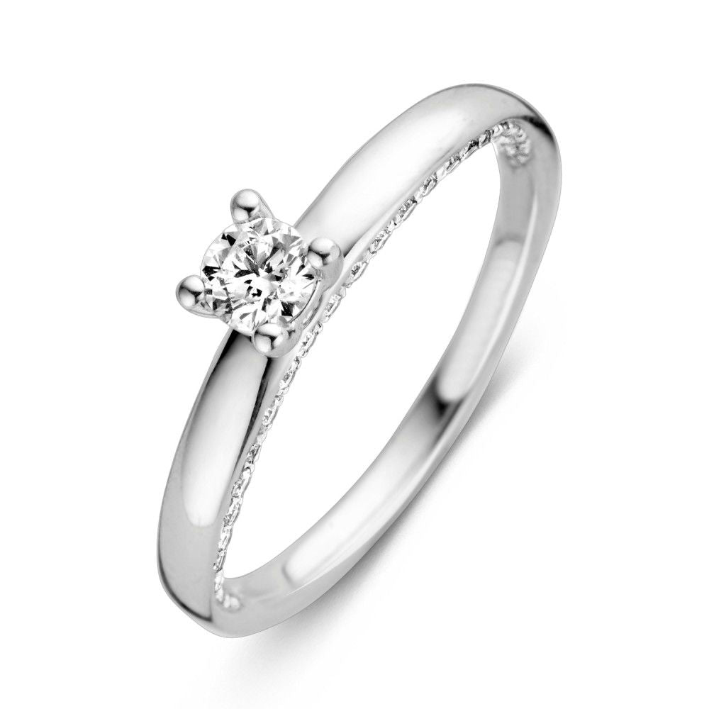 Witgouden ring met een briljant van 0.44 crt, voorzien van een verfijnde zetting en subtiele details.