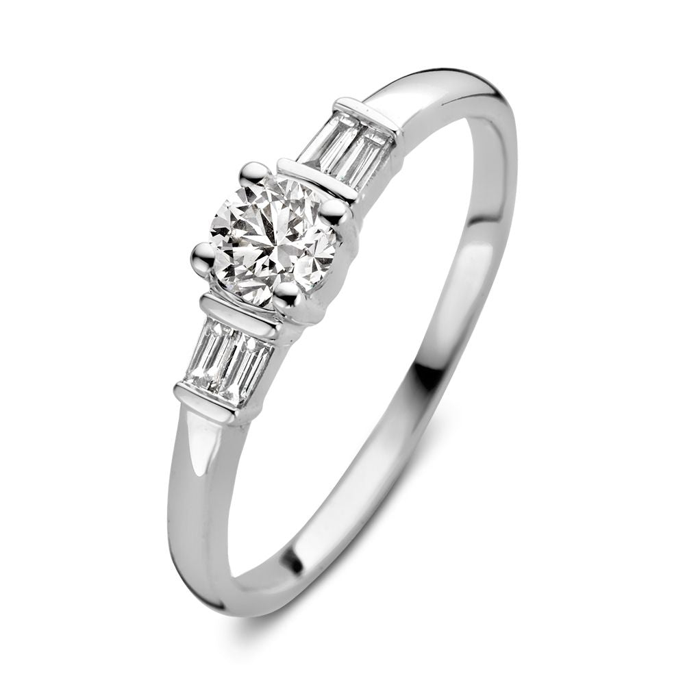 Witte gouden ring met een briljant geslepen center en baguette zijkristallen.