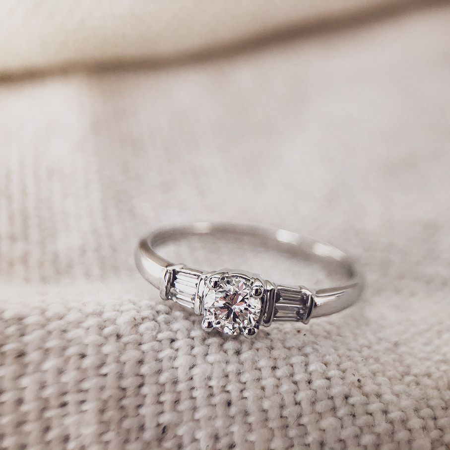 Elegant White Gold Ring with Brilliant-Cut Center and Baguette Side Stones