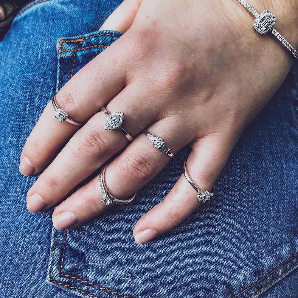 Elegant White Gold Ring with Brilliant-Cut Center and Baguette Side Stones