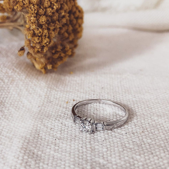 Elegant White Gold Ring with Brilliant-Cut Center and Baguette Side Stones