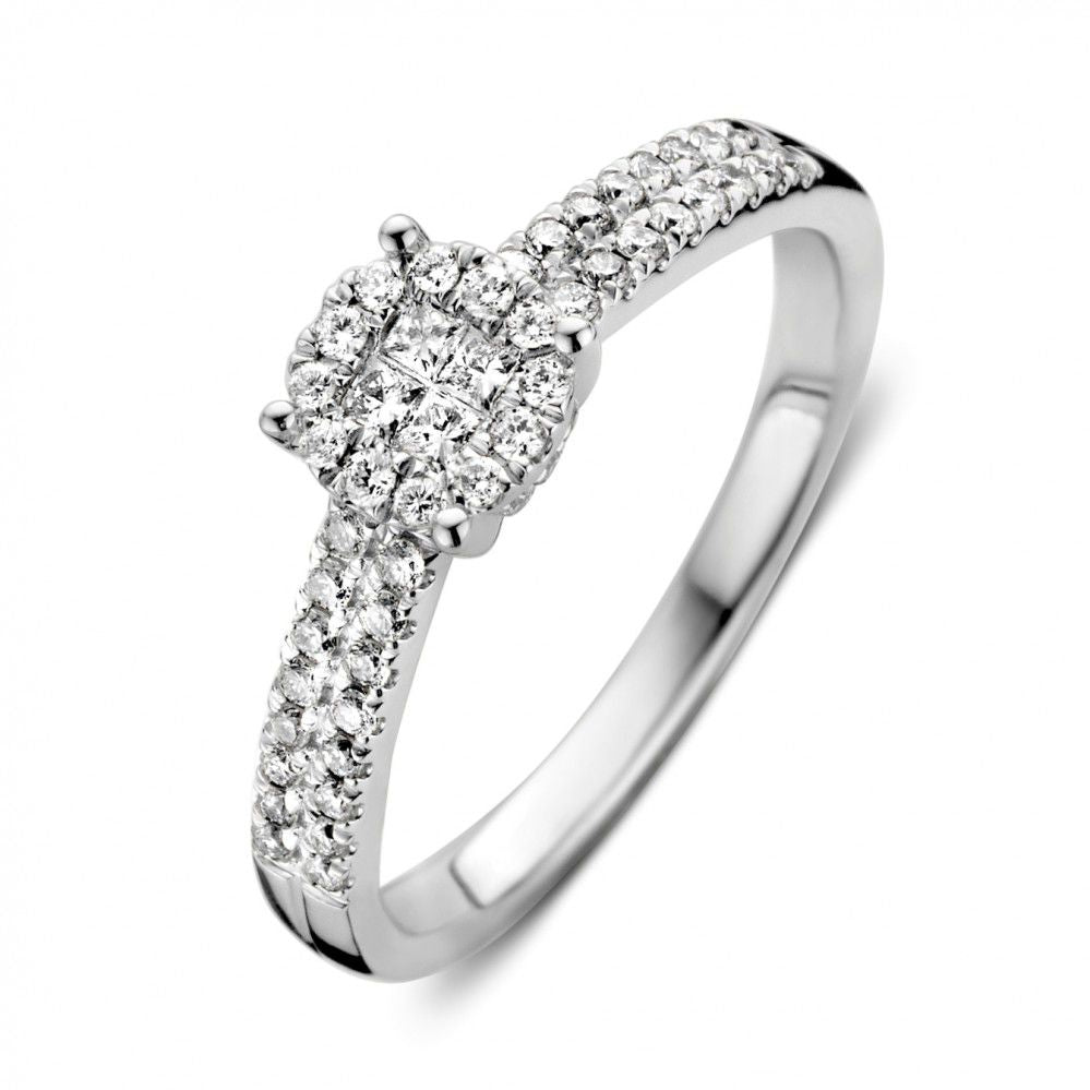 Witte gouden ring met onzichtbaar gezette diamanten en dubbele rij van briljante steentjes.