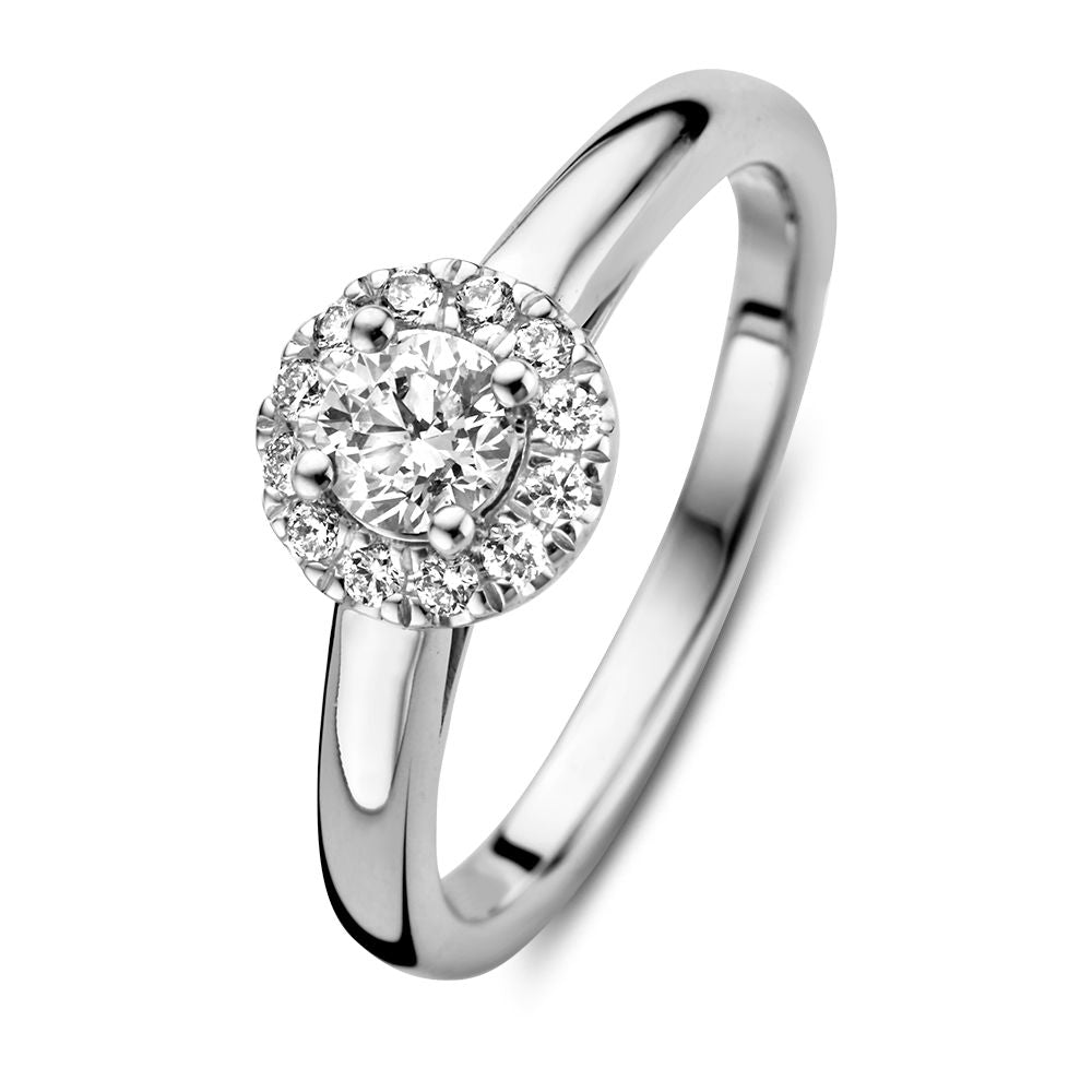 Witte gouden entourage ring met een centrale diamant van 0,40 karaat en een cirkel van kleinere diamanten.