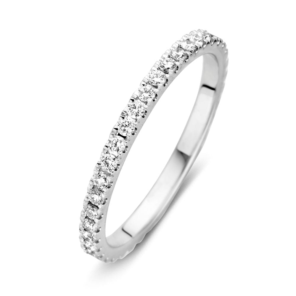 De Stunning White Gold Eternity Ring van Excellent Jewelry heeft 0,50 karaat kleine ronde diamanten in een doorlopende rij langs een slanke 14-karaats witgouden band.