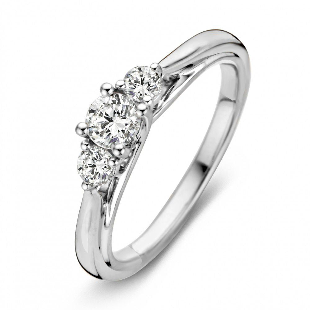Witte gouden ring met drie briljant geslepen diamanten van 0,51 karaat.